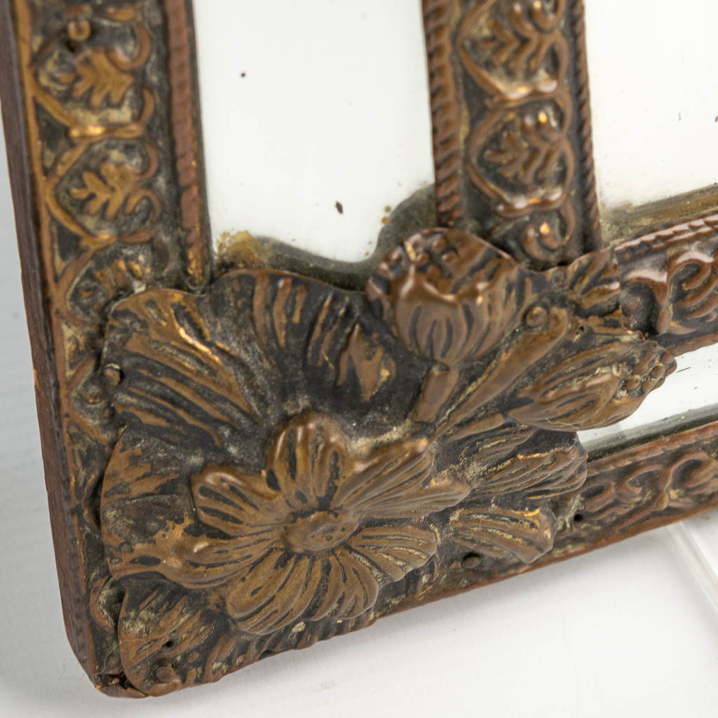 Een collectie van 2 spiegels met dinanderie koperbeslag en ingewerkte schoenpoetsset. (H:52cm)