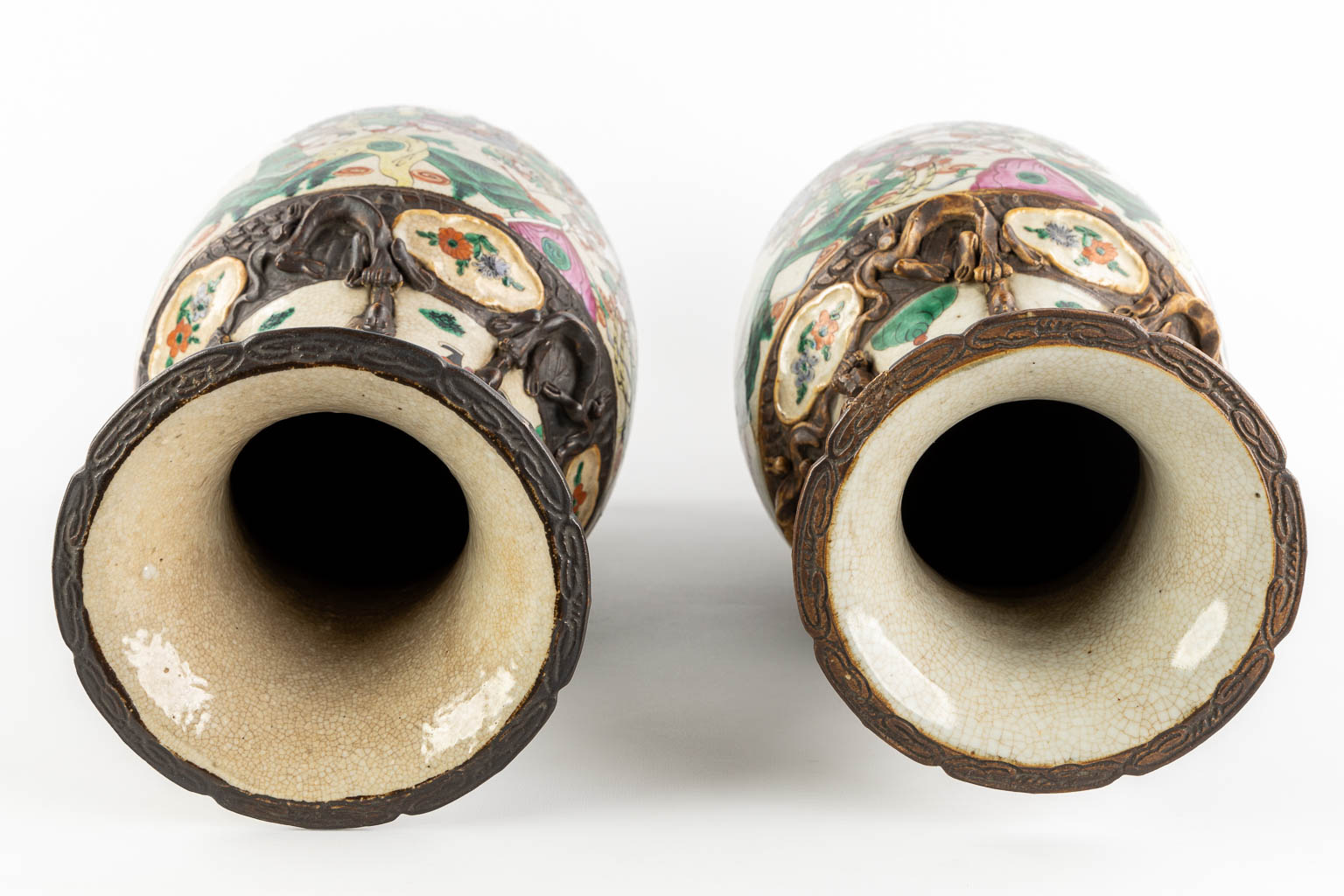 A pair of Chinese Nanking vases, decorated with battle scènes. (H:44 x D:20 cm)