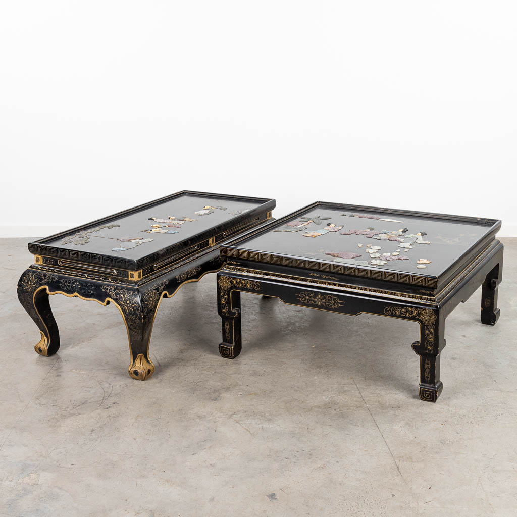 Een collectie van 2 Chinese salontafels afgewerkt met hardsteen. (H:41cm)