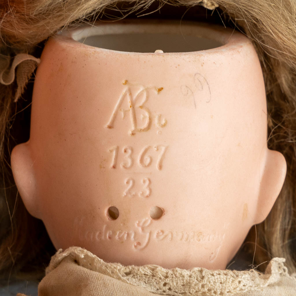 ABG Alt Beck en Gottschalk, model 1367, een vintage pop met kleren. (H:33 cm)