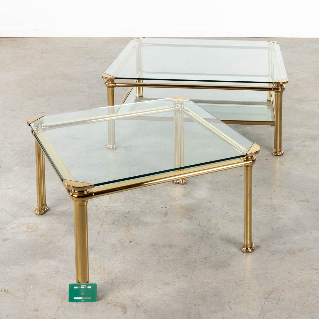 Een grote en kleine salontafel, messing en glas, getekend Mara. Circa 1980. (D:90 x W:90 x H:38 cm)
