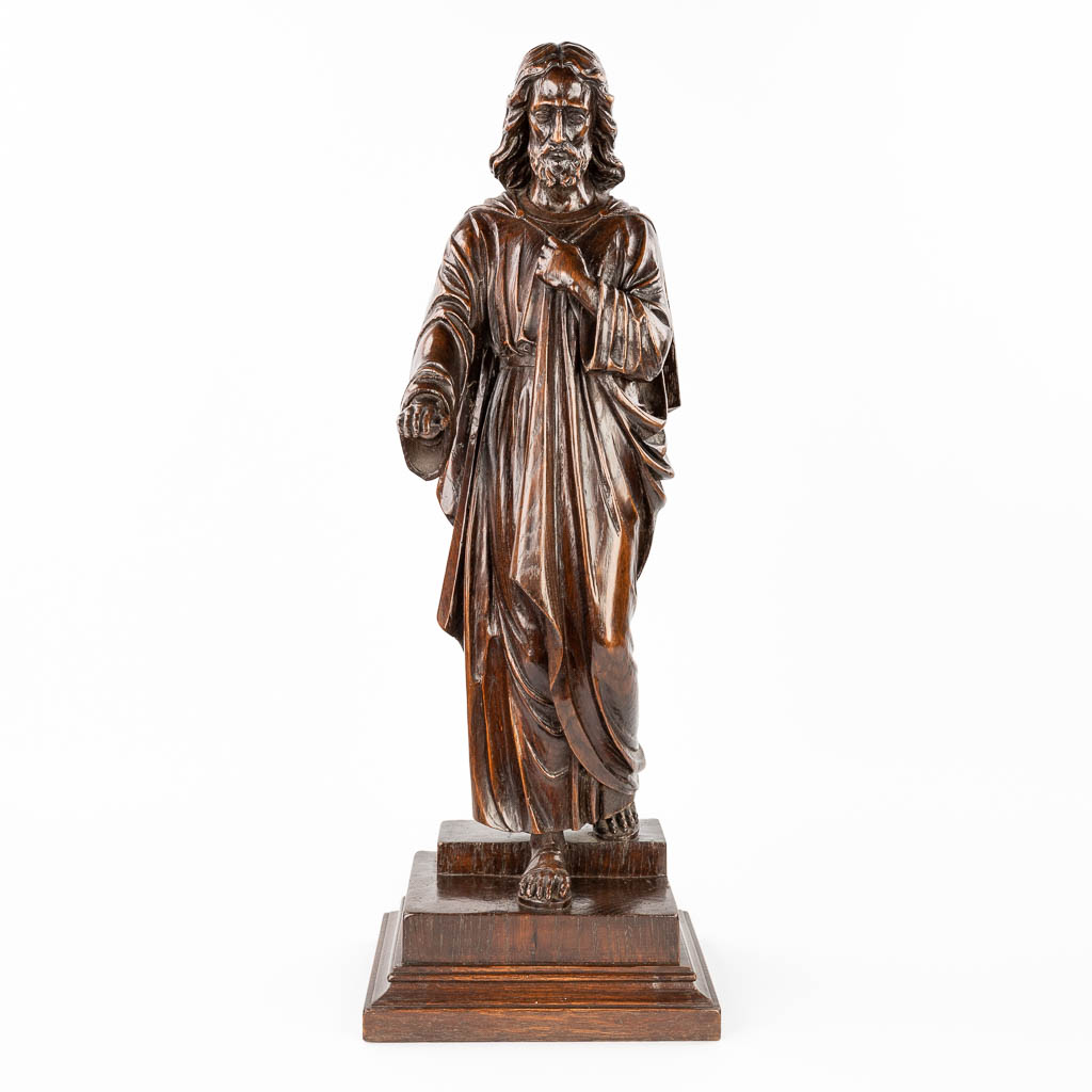 Een gesculpteerd beeld van Jezus Christus, gemaakt uit eik. (H:82cm)