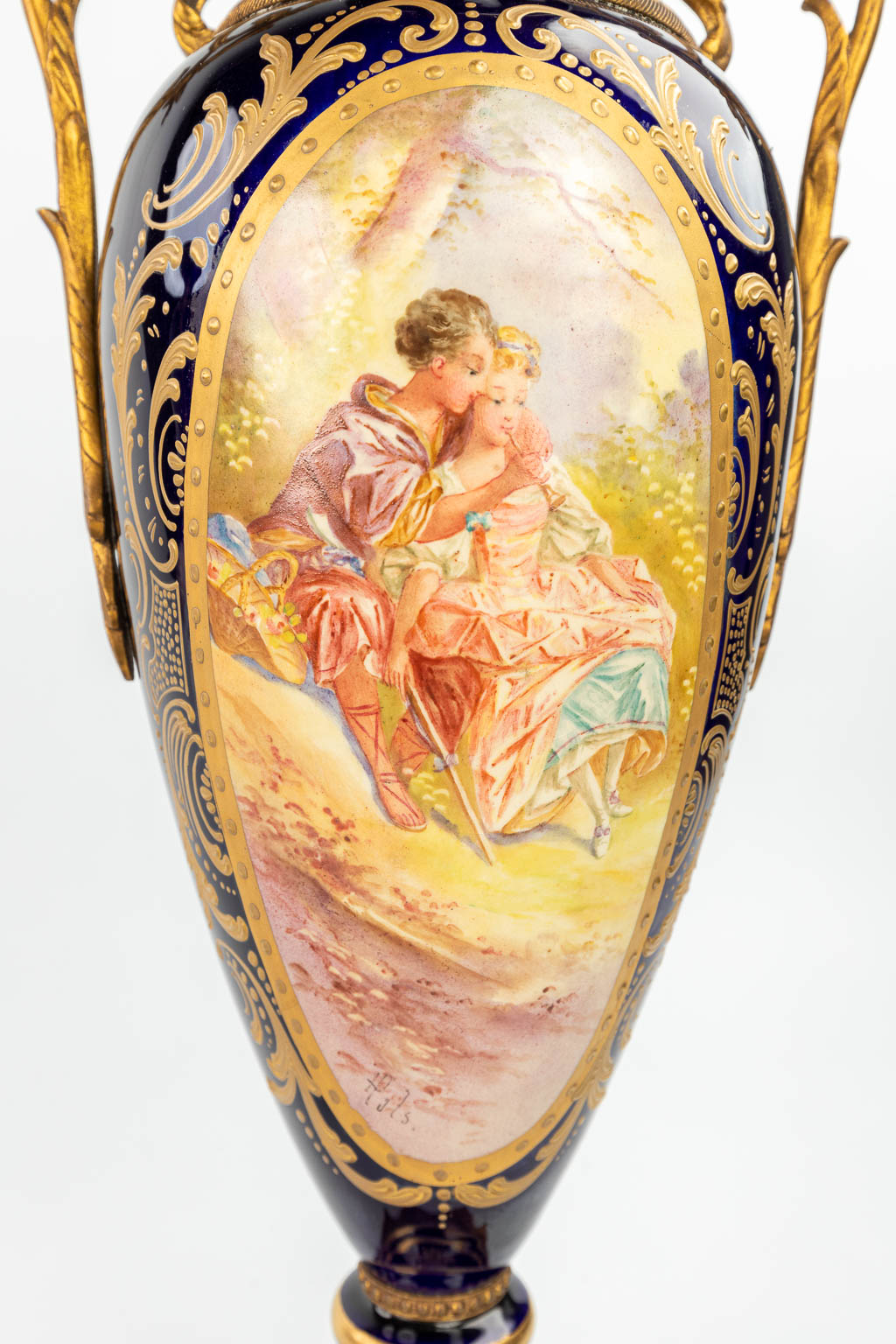 Een paar vazen gemaakt uit porselein en gemonteerd met brons, Sèvres. handgeschilderd decor gemerkt Hals. (H:54cm)