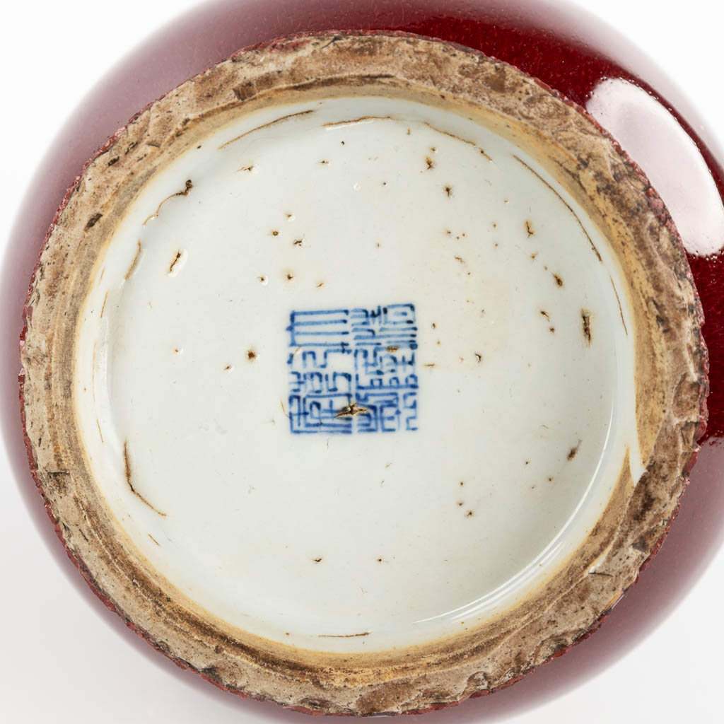 Een antieke Chinese Sang De Boeuf vaas, Qianlong merk. (H:38 x D:19 cm)