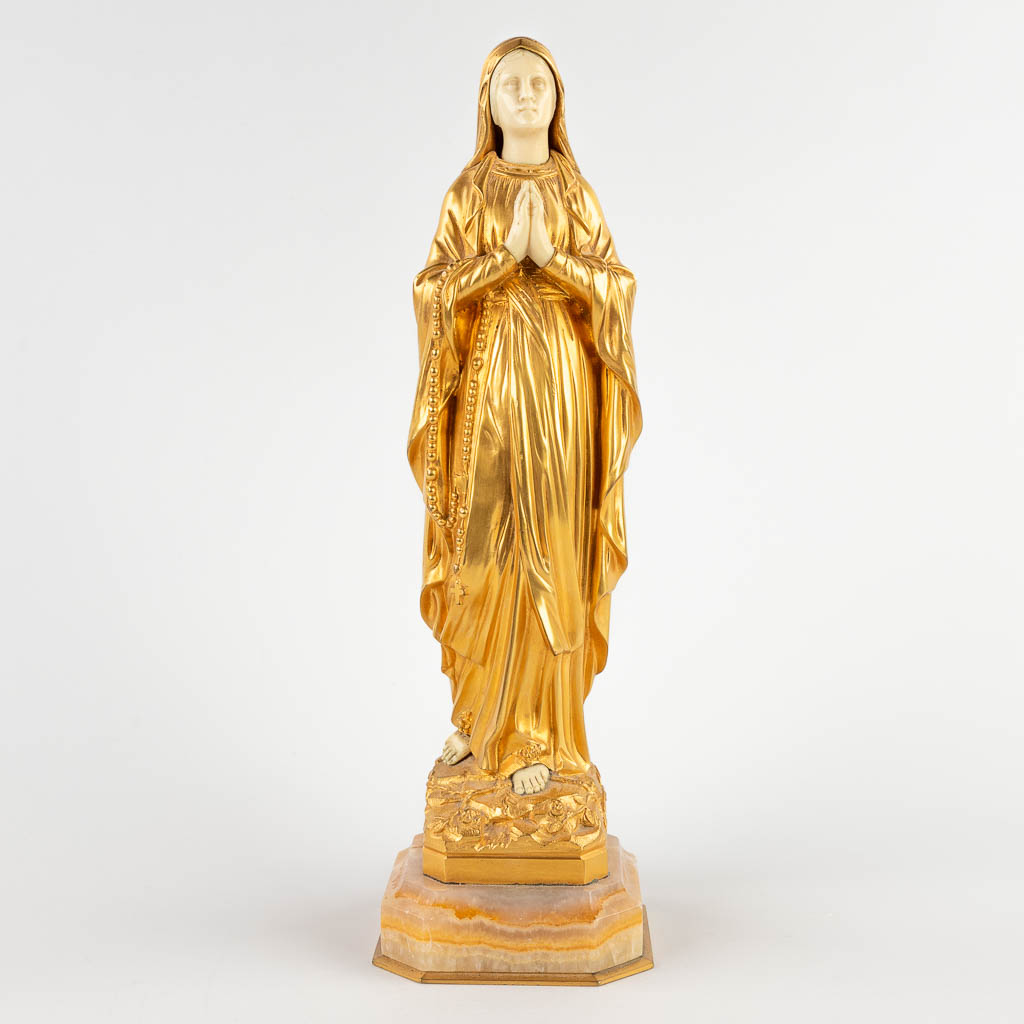 Dominique ALONZO (act.1910-1930) 'Maria' een vuurverguld beeld, brons. 19de eeuw. (D:10 x W:10 x H:32 cm)