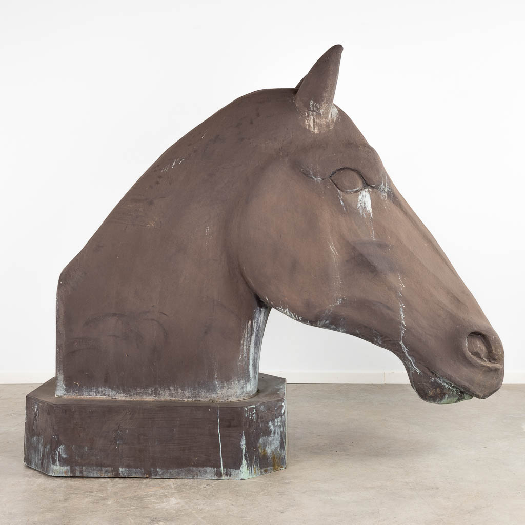 Een uitzonderlijk groot hoofd van een paard, gepatineerd polyester. (D:202 x W:74 x H:176 cm)