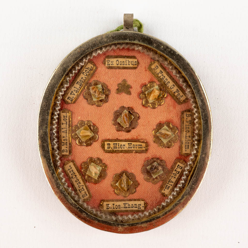 Drie grote theca met relikwieën, Heilig hart en anderen. (W:6 x H:8,5 cm)