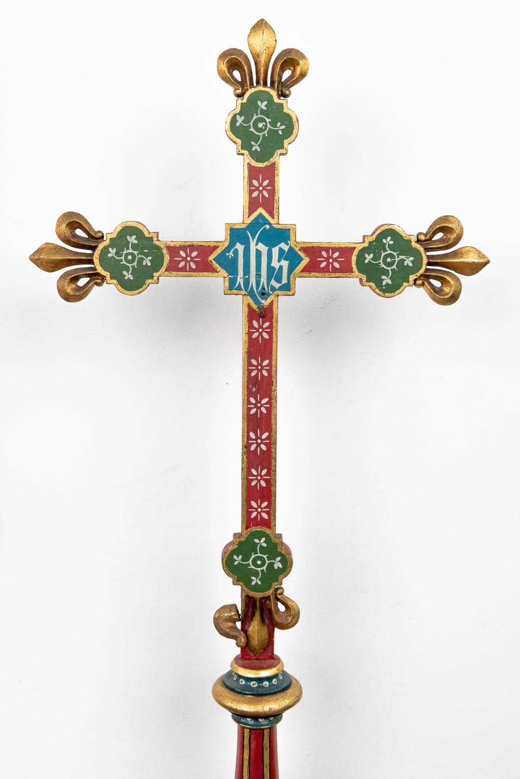 Een collectie van 3 gepolychromeerde neogotische kruisbeelden. (H:141cm)