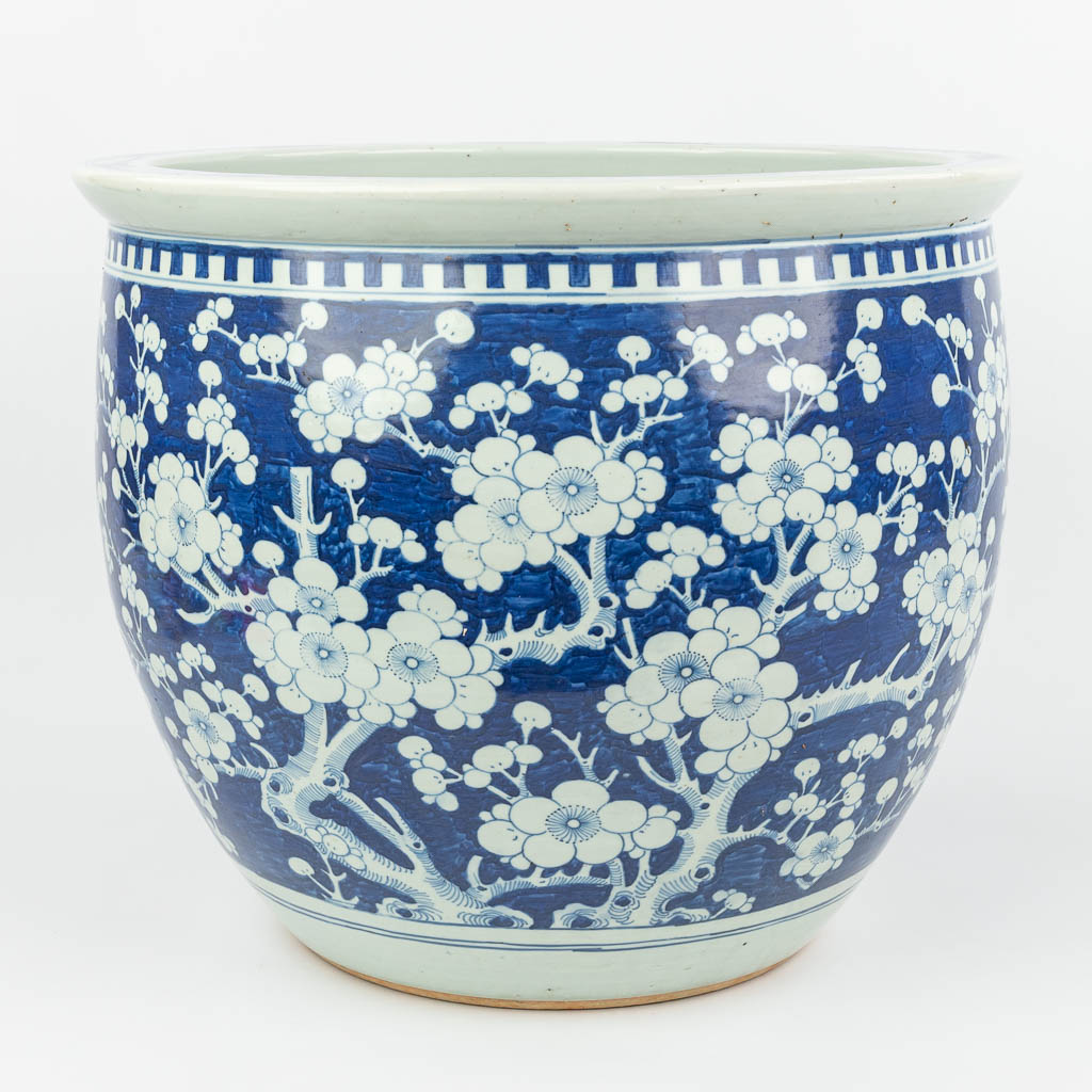 A large Chinese cache-pot with blue-white floral decor. (H:40cm)