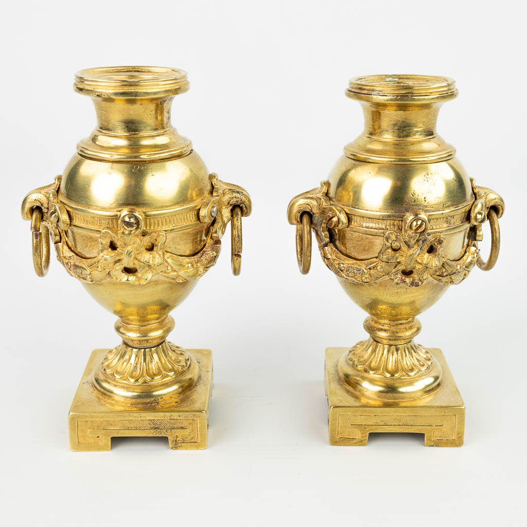 Een paar omkeerbare kandelaars gemaakt uit brons in Lodewijk XVI stijl. 19de eeuw. (H:18,5cm)