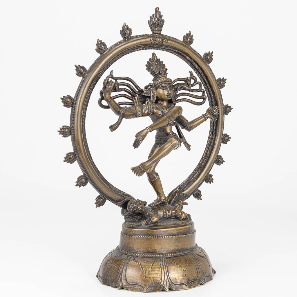 Een beeld van een dansende Shiva (Nataraja), gemaakt uit brons.