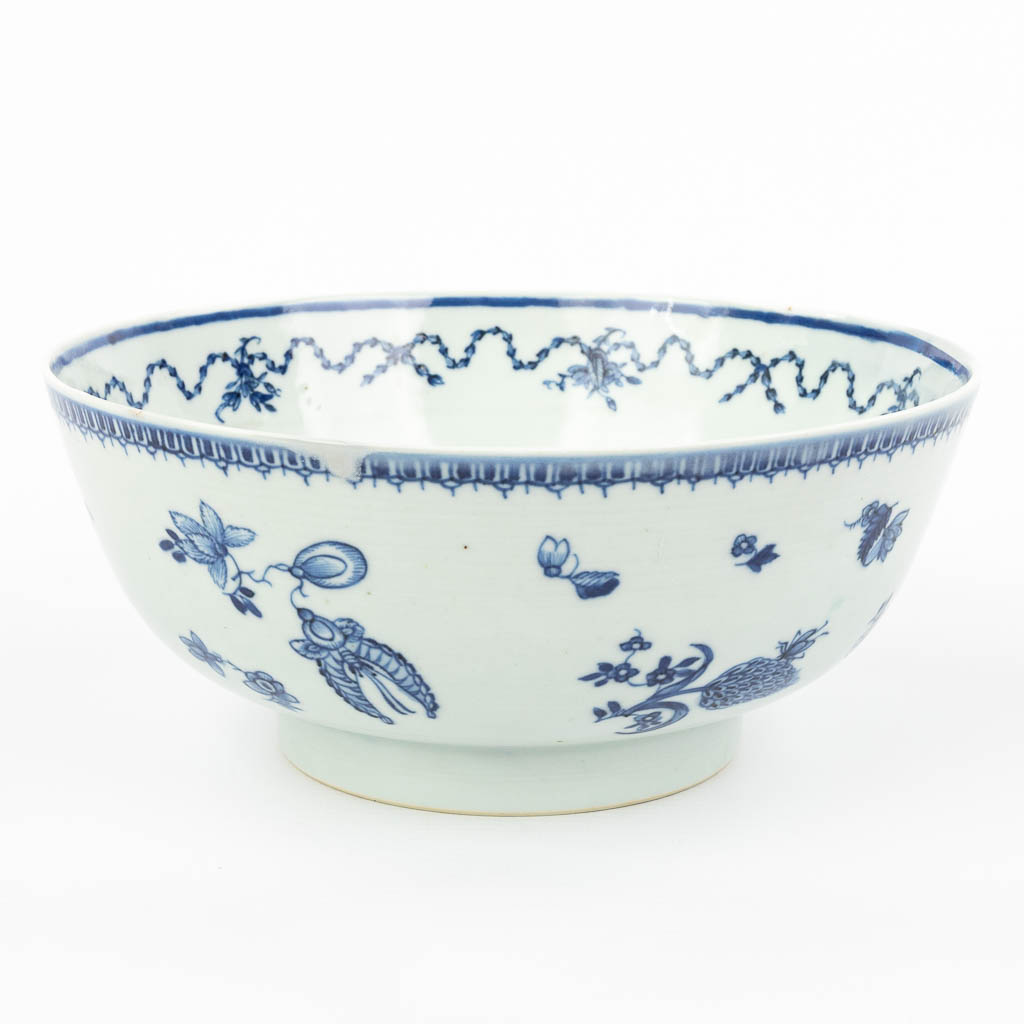 A large Chinese bowl made of porcelain and decorated with flowers. (H:10cm)