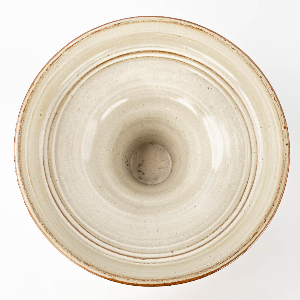 Rogier VANDEWEGHE (1923-2020) Vaas in een staander uit metaal, voor Amphora. (W: 43 x H: 25 cm)
