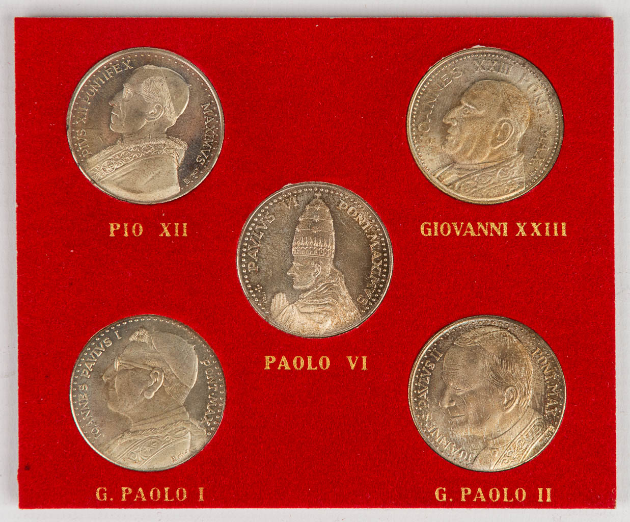 Een collectie van 5 penningen met Pauselijke afbeeldingen: Pio XII, Giovanni XXIII, G. Paolo II, G. Paolo I, Paolo VI. (H:11cm)