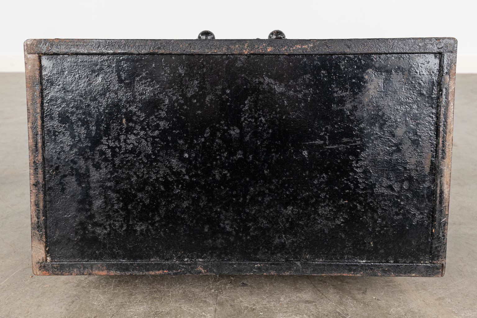 een antieke geldkoffer, gepatineerd metaal. 19de eeuw. (D:29 x W:49 x H:29 cm)