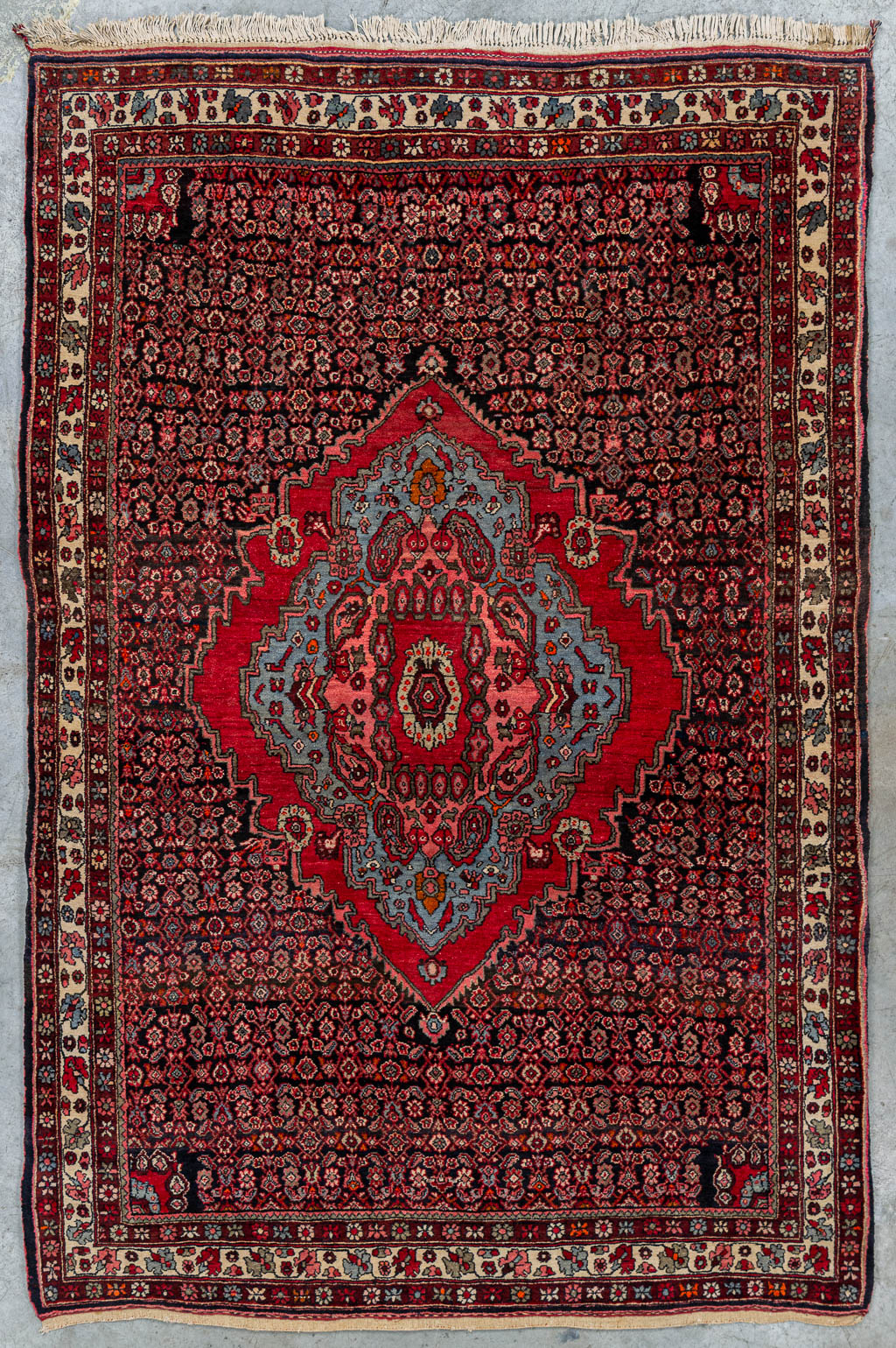 An Oriental hand-made carpet, Bidjar. (140 x 211 cm)