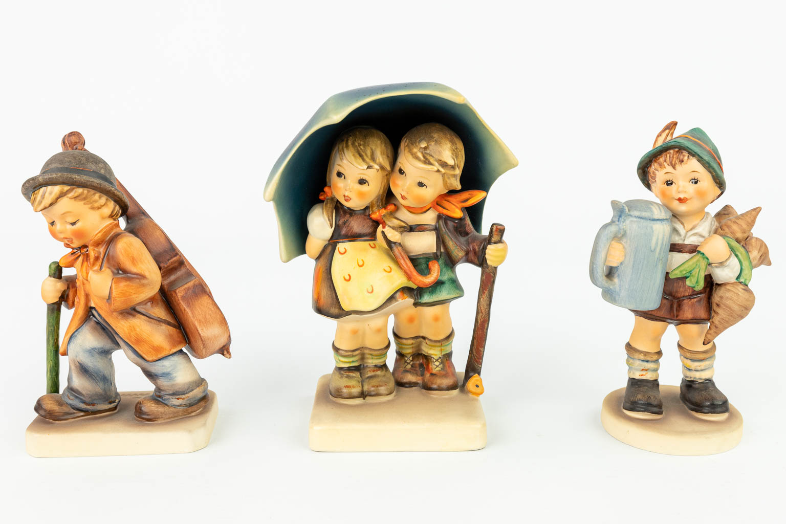 A collection of 6 Hummel statues: : 21/I, 188-1948, 71, 89/I, 2/I, made by Goebel in Germany. (H:21cm)