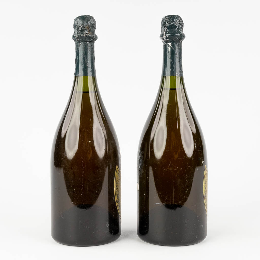 Dom Pérignom, een paar flessen Champagne. 1964. (H: 30 cm)
