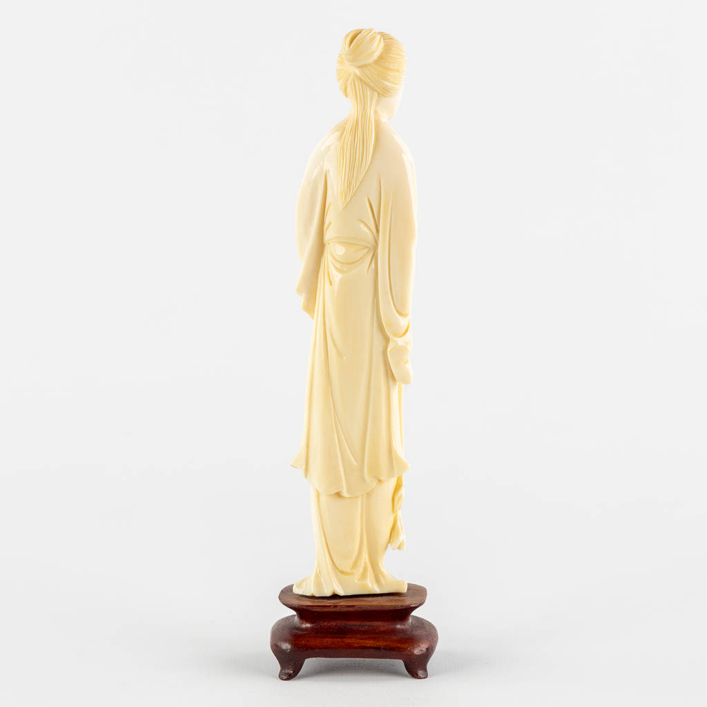 Figurine of a Beauty with mirror, sculptured ivory, China. (L:2,5 x W:4 x H:18 cm)