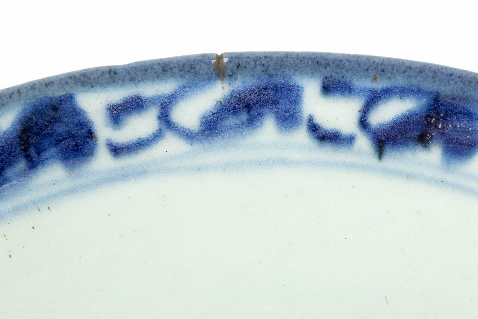 A pair of Chinese bowls made of porcelain with a blue-white decor. (H:7,2cm)