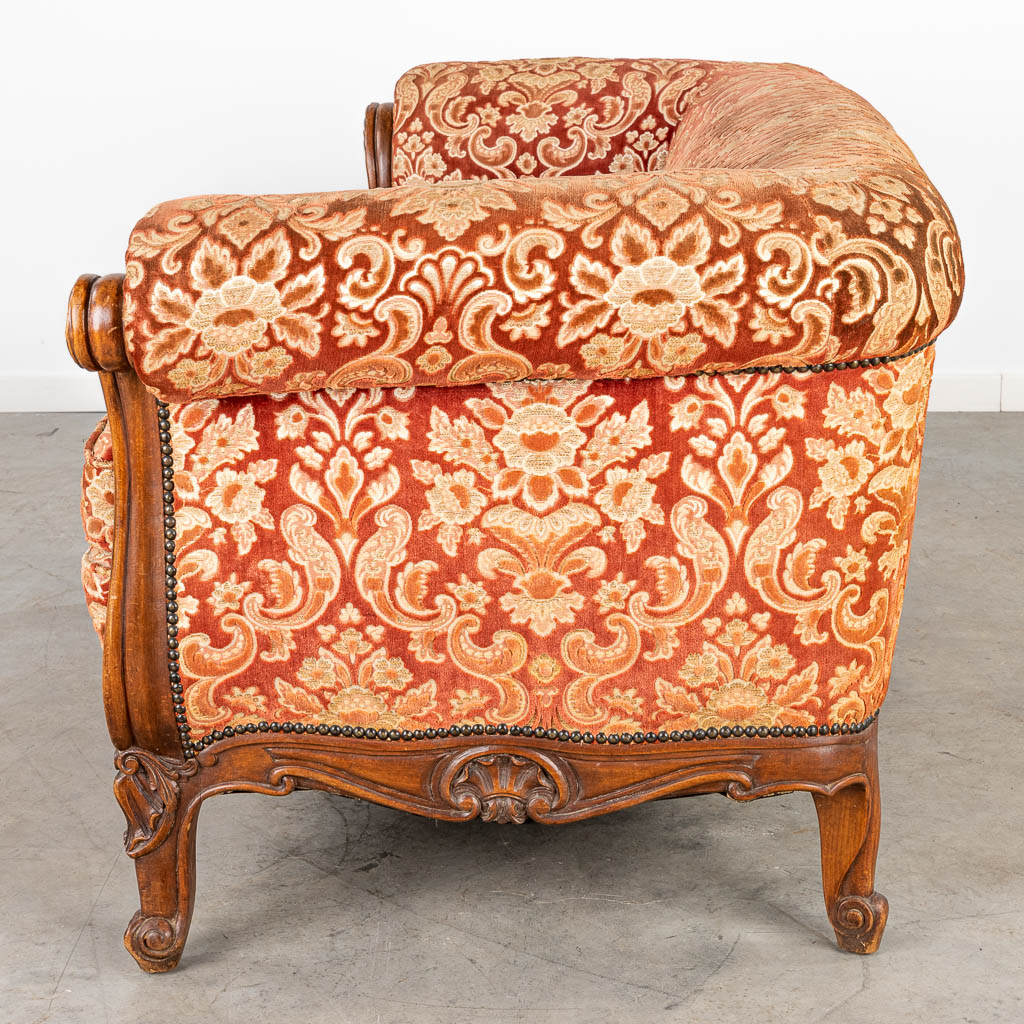 Een driedelig salon gemaakt uit gesculpteerd hout in Lodewijk XV stijl. (H:70cm)