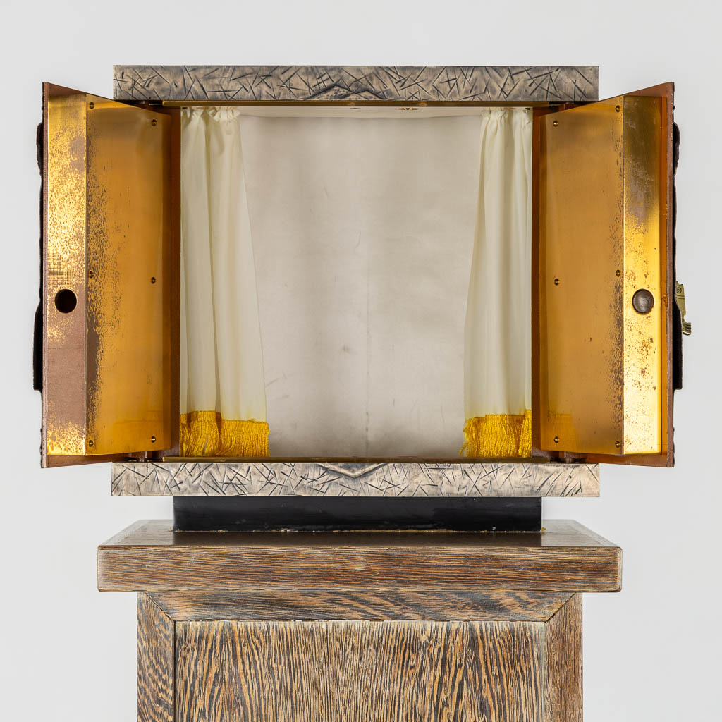 Een modernistisch tabernakel met repousse afbeelding van Jezus Christus. (L:30 x W:45 x H:43,5 cm)