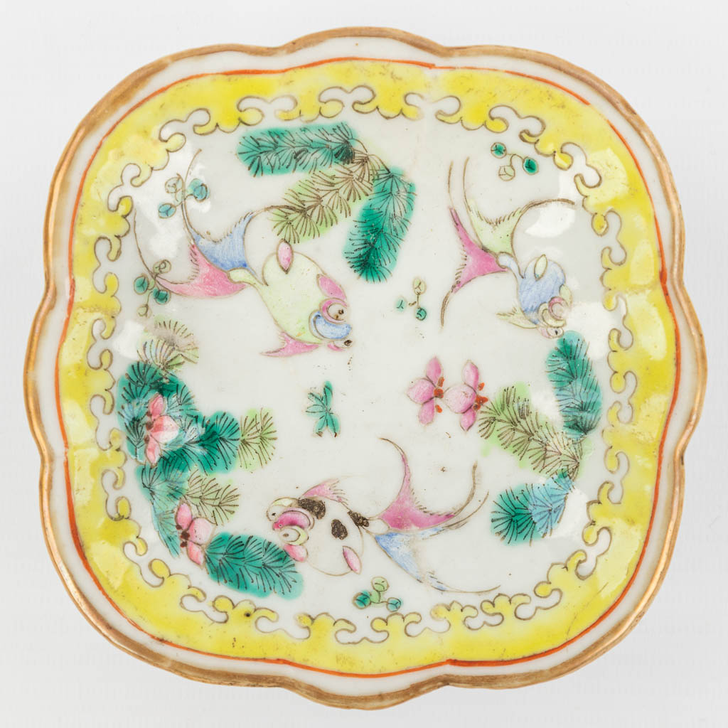 A collection of 2 Oriental bowls with images of peaches and fish. 19th century. (H:3,5cm)