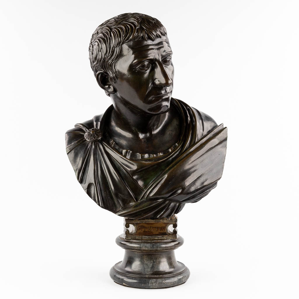  De Romeinse Senator Brutus, een buste, gepatineerd brons op een marmer sokkel. (D:29 x W:39 x H:62 cm)