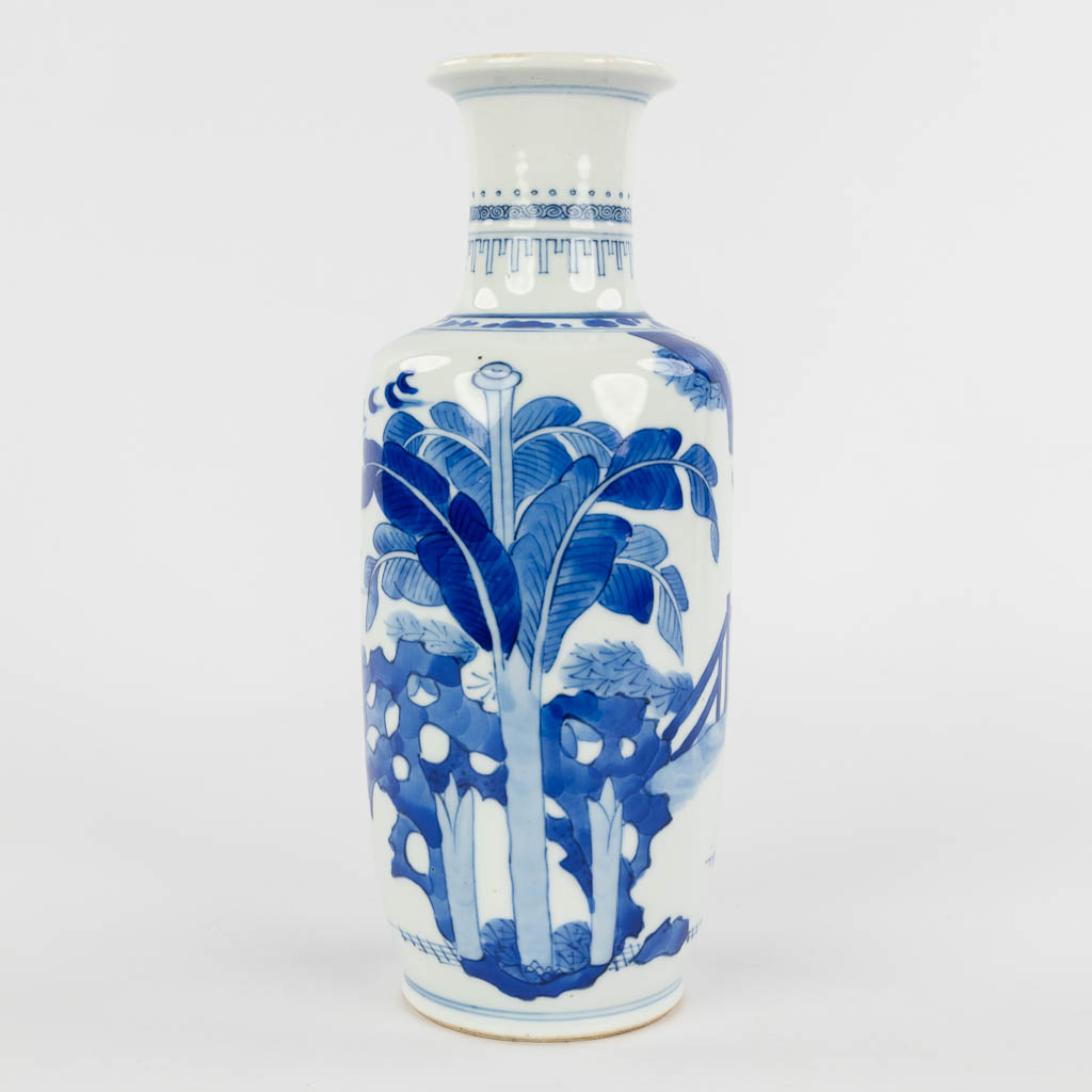 Een Chinese vaas met decor van figuren, blauw-wit. 18de/19de eeuw. (D:10,5 x W:10,5 x H:26 cm)