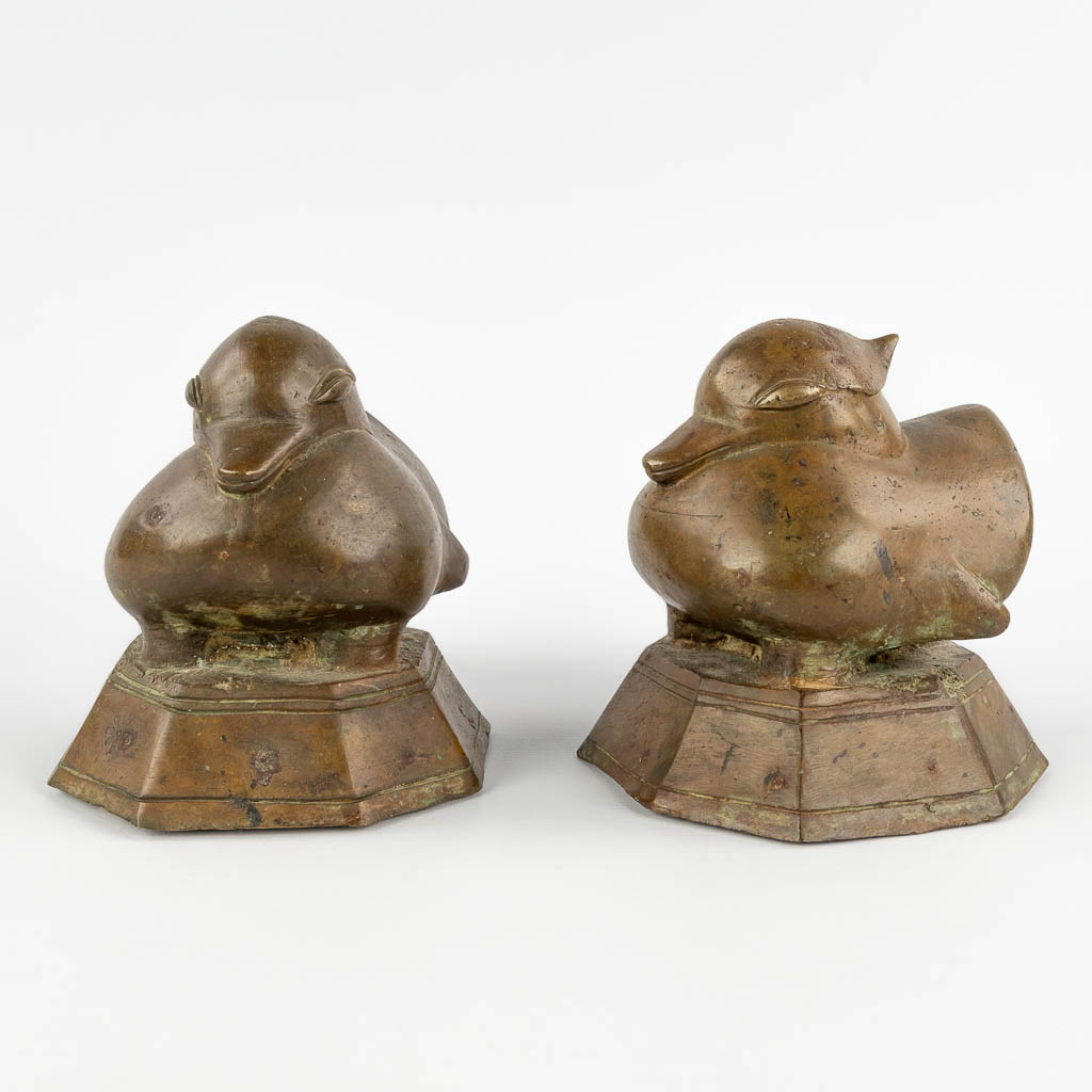 A pair of Oriental weights, decorated wtih ducks. Bronze. (D:15 x W:17 x H:18 cm)