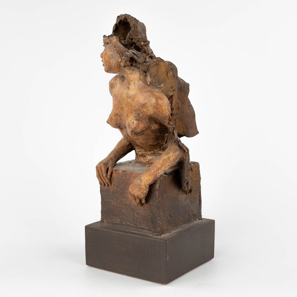 Jan DUMORTIER (XX-XXI) 'Wie jaagt mij zo voort, De ikzelf, Die op mijn rug rijdt' terracotta (D:14 x W:16 x H:36 cm)
