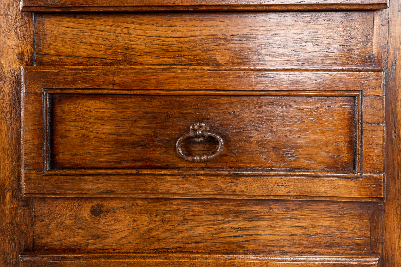 An antique dresser, 4 drawers and 2 doors, 18th C. (D:52 x W:203 x H:123 cm)