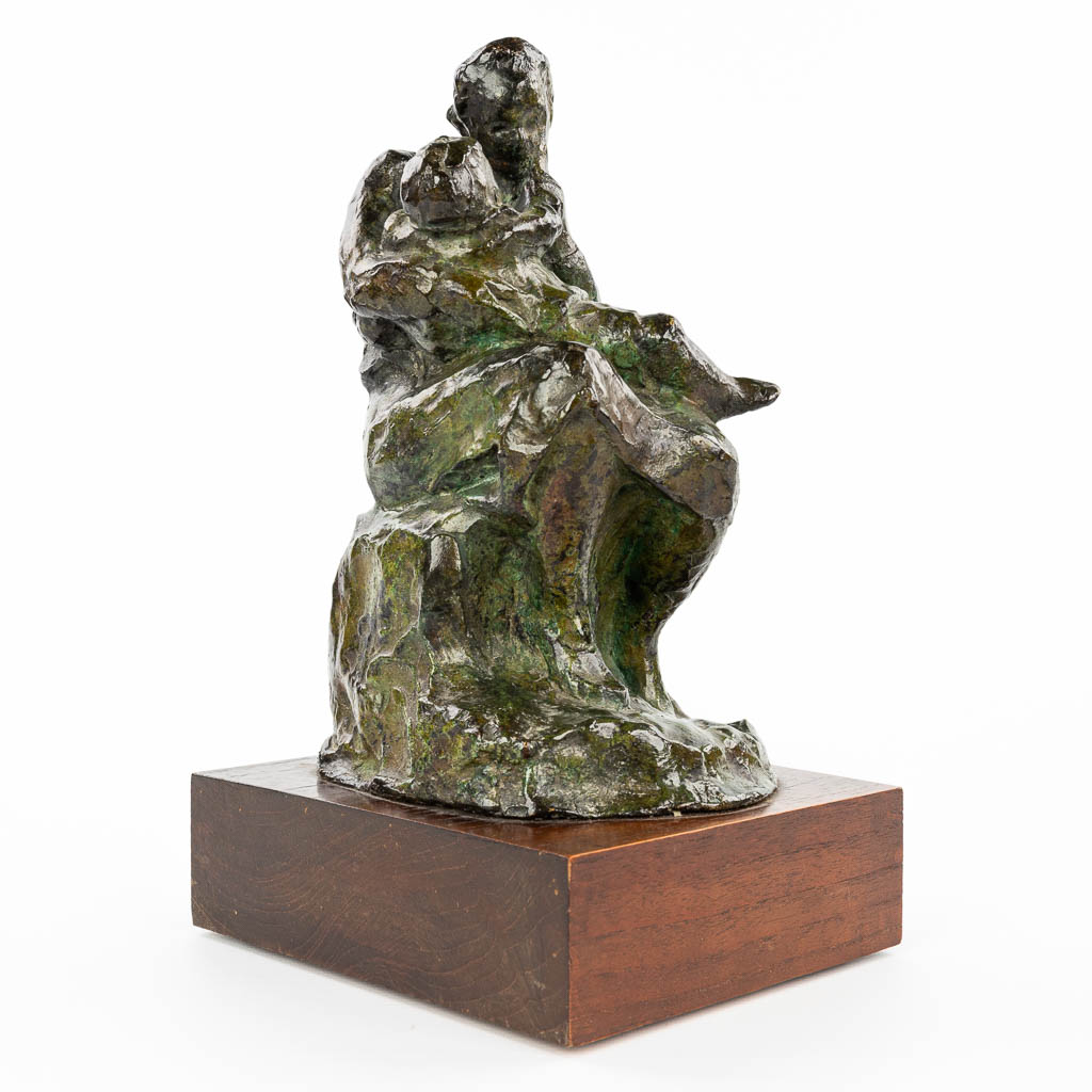 Jan DE SMEDT (1905-1954) 'Mother and child', a statue made of bronze on a wood base. (H:30,5cm)
