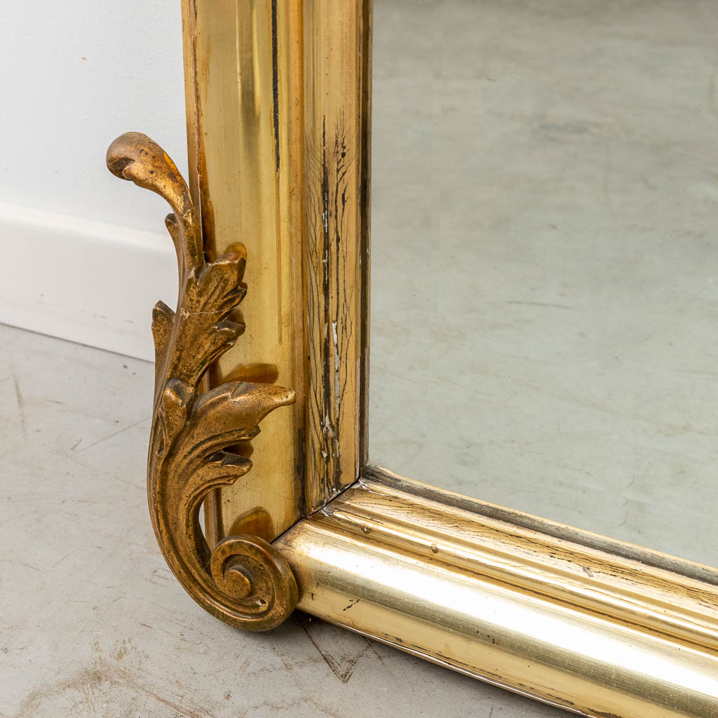 Een spiegel, verguld hout en stucco in Lodewijk XV stijl. Circa 1900. (W:104 x H:180 cm)