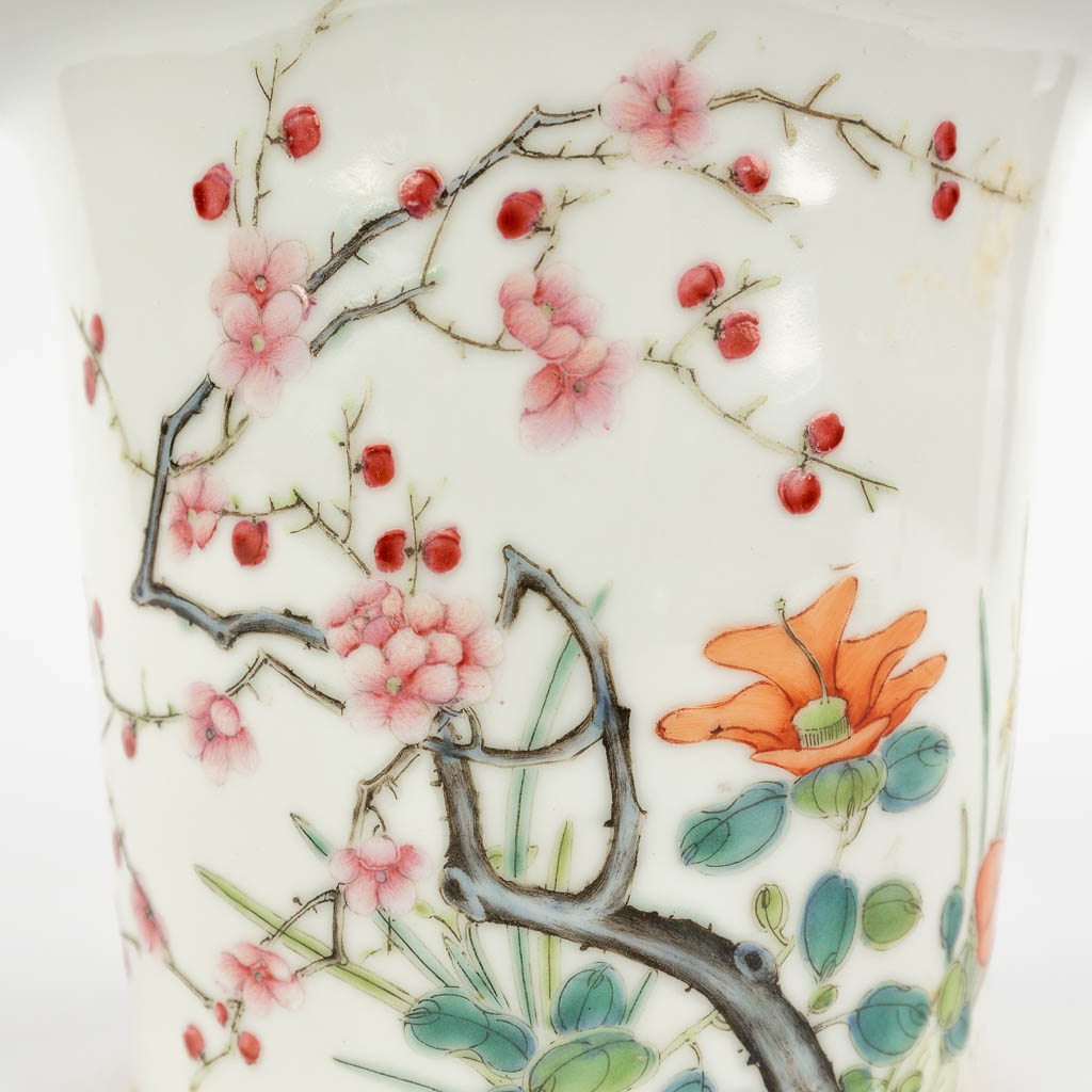 A Chinese cache-pot decorated with flowers and branches. Guangxu mark and period. 19th/20th C (H:17,5 x D:15 cm)