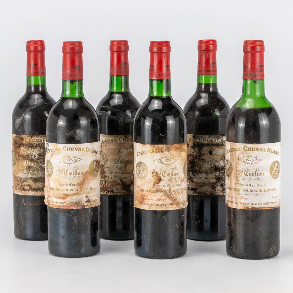 Een collectie van 6 flessen Château Cheval Blanc Saint Emilion 1975. 
