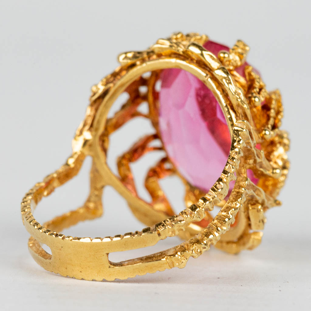 A ring with pink natural stone in an 18 karat yellow gold ring. 