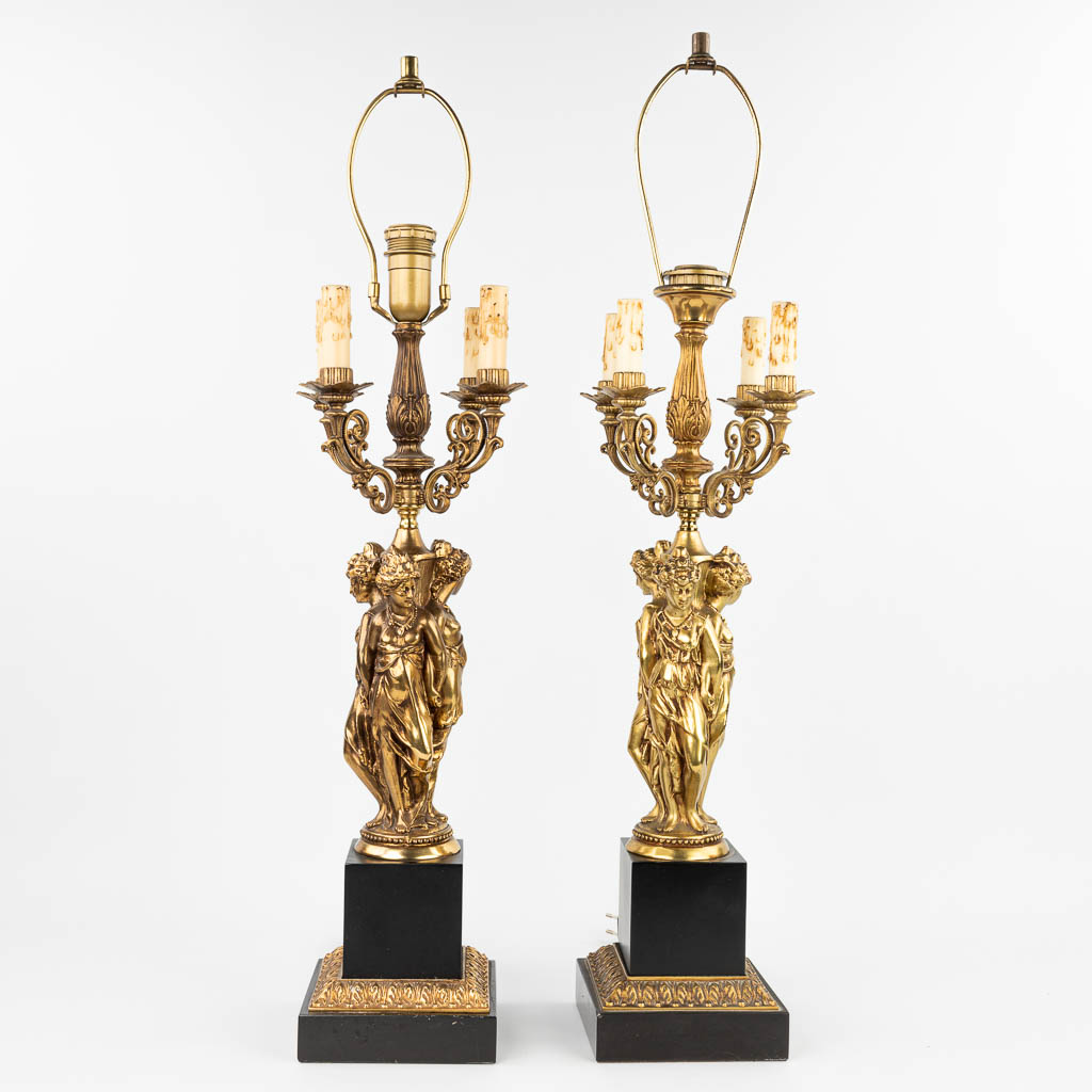 A pair of table lamps in the shape of the three graces made of gilt bronze in Hollywood Regency. (H:90cm)