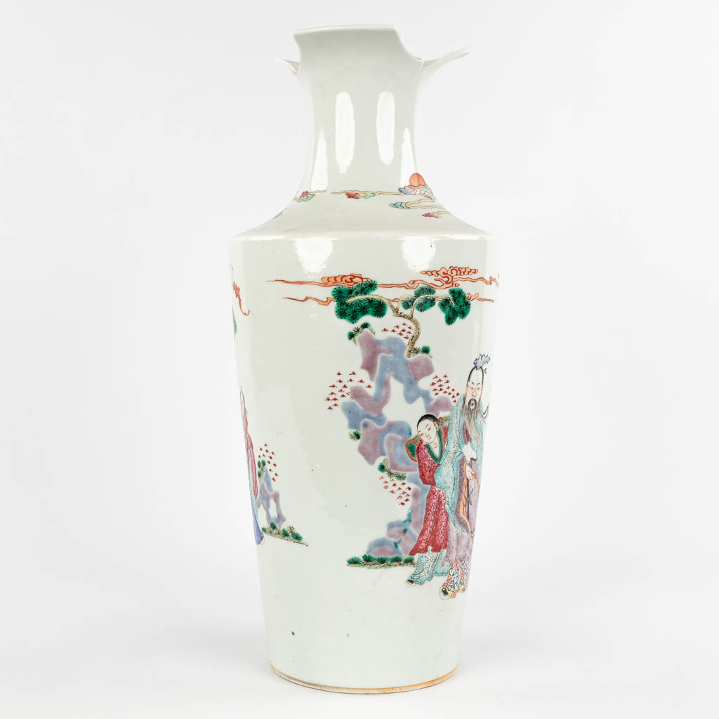 Een Chinese vaas met decor van onsterfelijken / Wijzen in de tuin. 19de/20ste eeuw. (H:44 x D:19 cm)