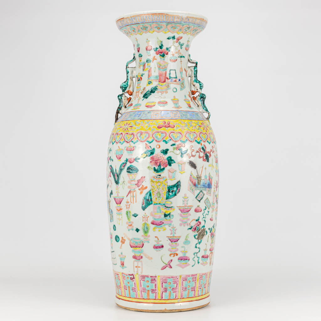 A Chinese vase made of porcelain and decorated with 100 antiquities. (H:58cm)