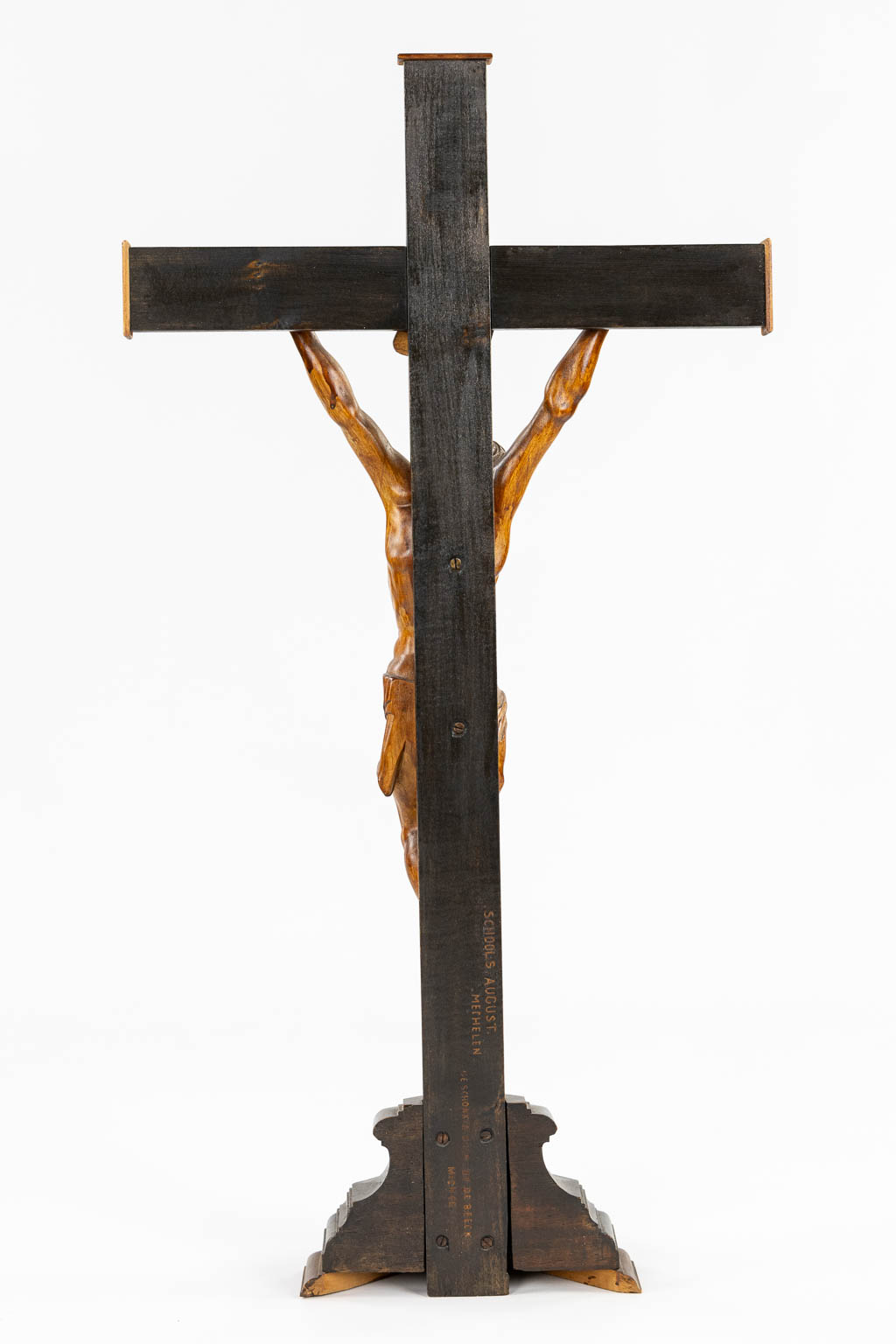 Drie grote kruisbeelden, gesculpteerd hout en gips. (W:46 x H:115 cm)