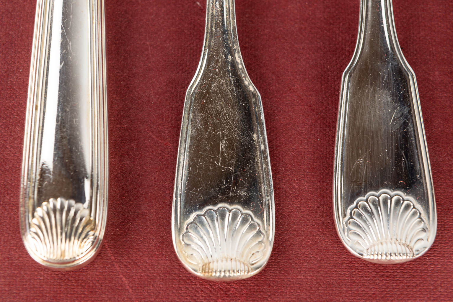 A silver-plated cutlery set consisting of 103 pieces and marked Vanstahl. (H:17cm)