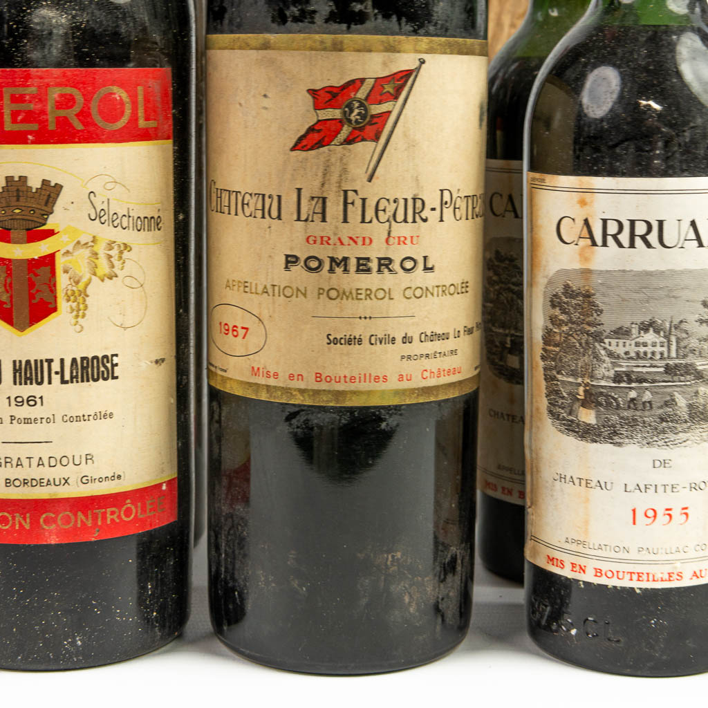 Een collectie antieke en vintage wijnflessen, waaronder 1 x 'Château La Fleur Petrus' 1967 (H:30cm)
