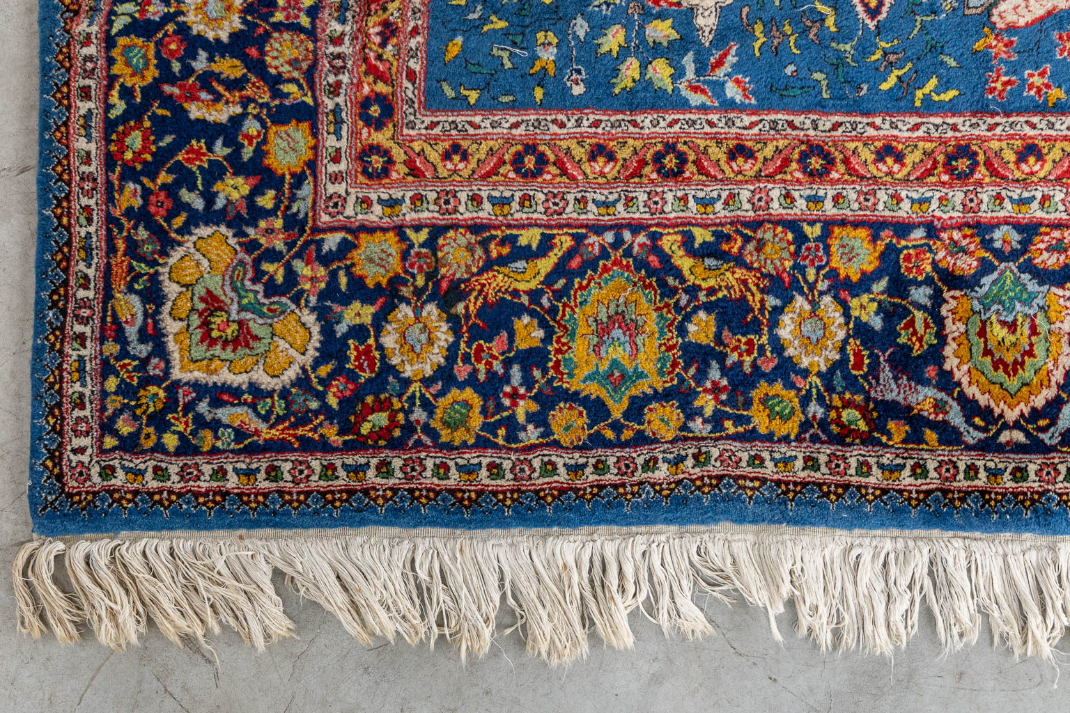 Een Oosters handgeknoopt tapijt met figuratief decor, Tabriz. (L:340 x W:243 cm)