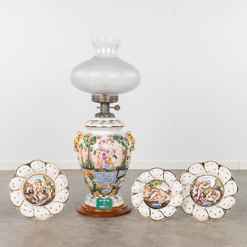 Capodimonte, a large table lamp and 3 plates. Glazed faience, 20th C. (H: 94 x D: 37 cm)