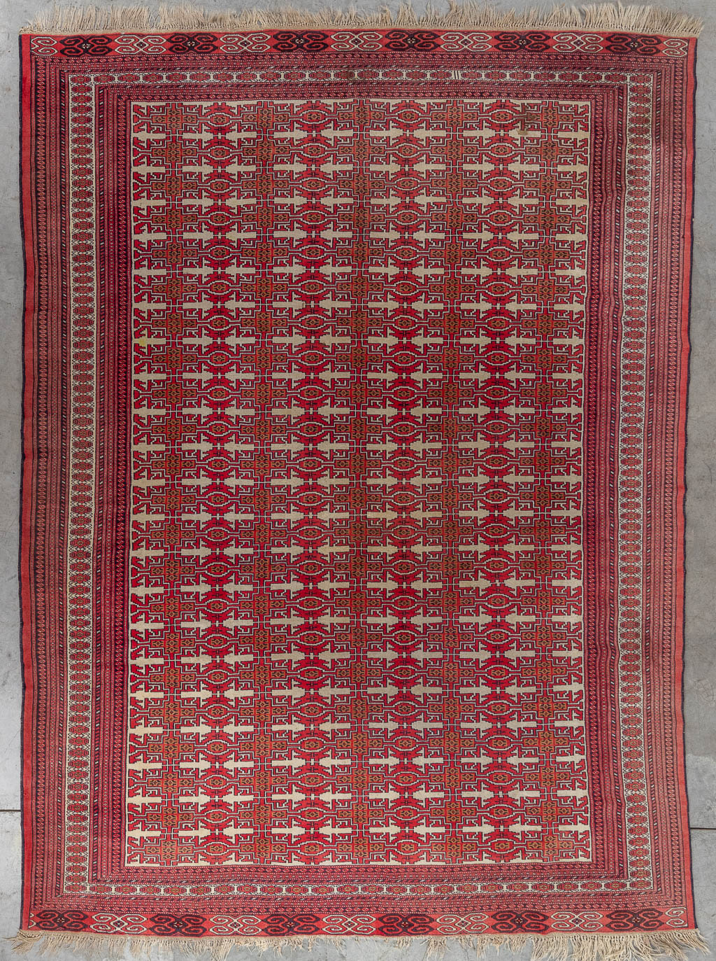 Een Oosters handgeknoopt tapijt, Teke. (D:353 x W:265 cm)