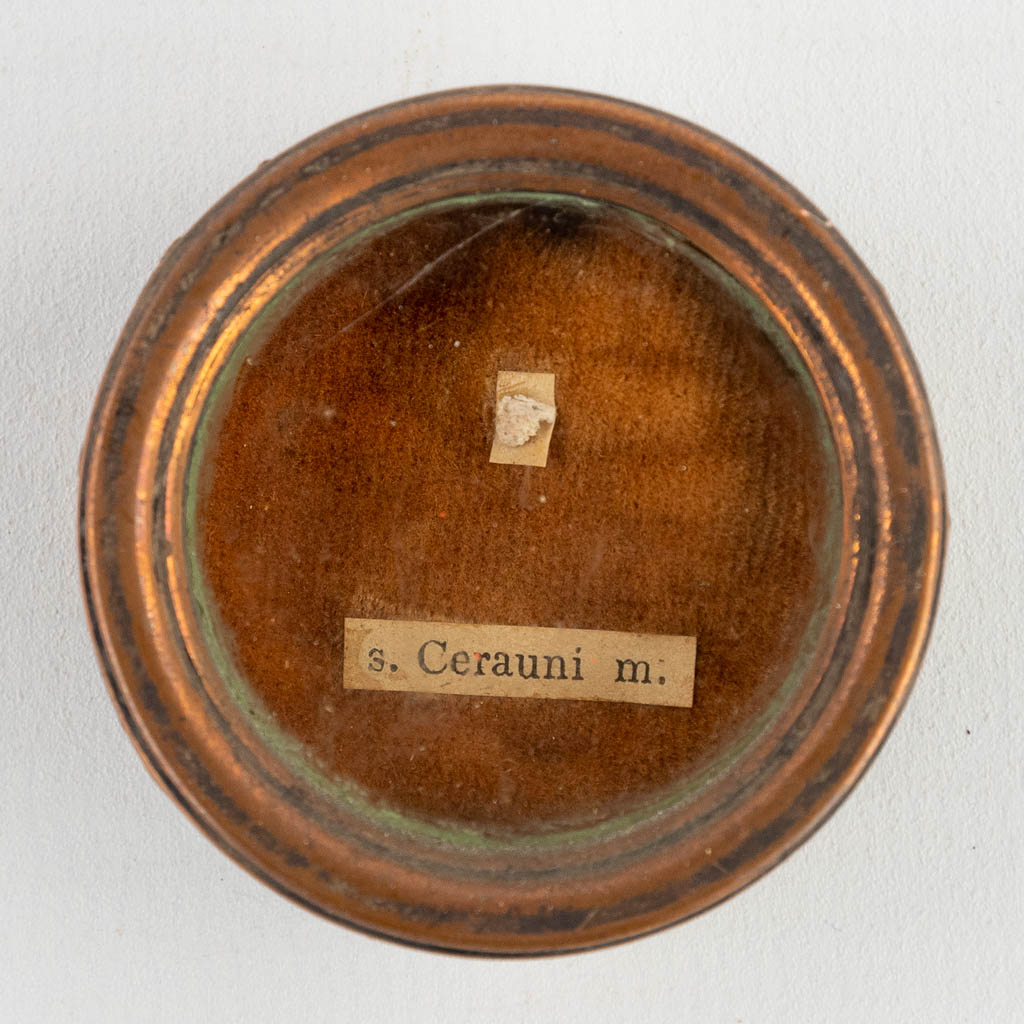 Een verzegelde theca met relikwie: Ex Ossibus S. Cerauni m.