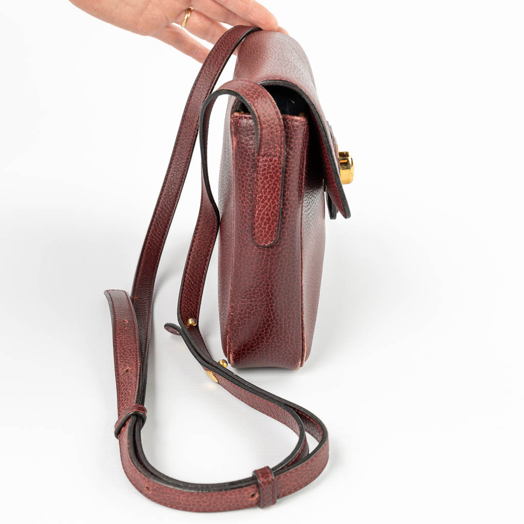 Een handtas gemaakt uit rood leder en gemerkt Delvaux. (H:18cm)