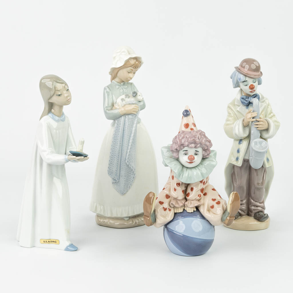 Een collectie van 4 figuren gemaakt uit porselein in Spanje en gemerkt Lladro. (H:24cm)