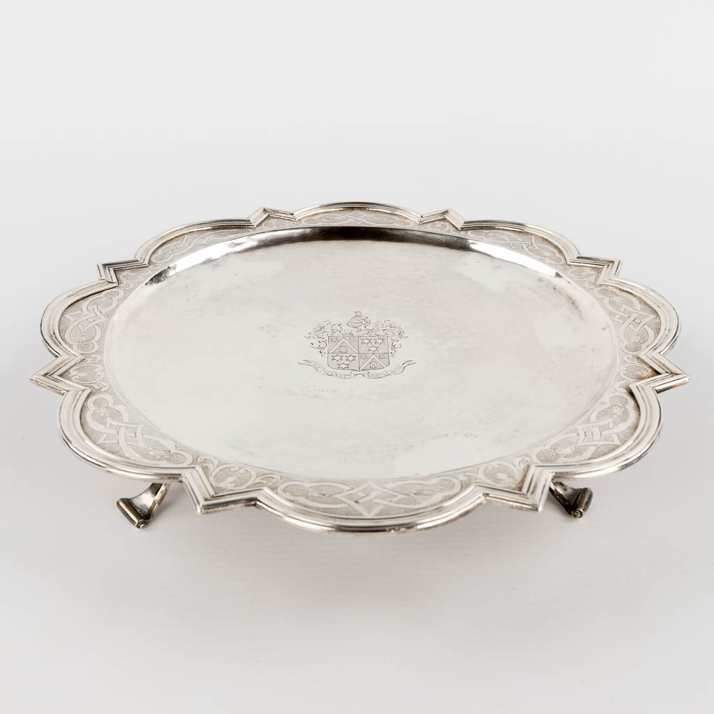 An antique 'Assiette Volante' a silver tray on feet. 18th C. 636g. (H:4,5 x D:28 cm)